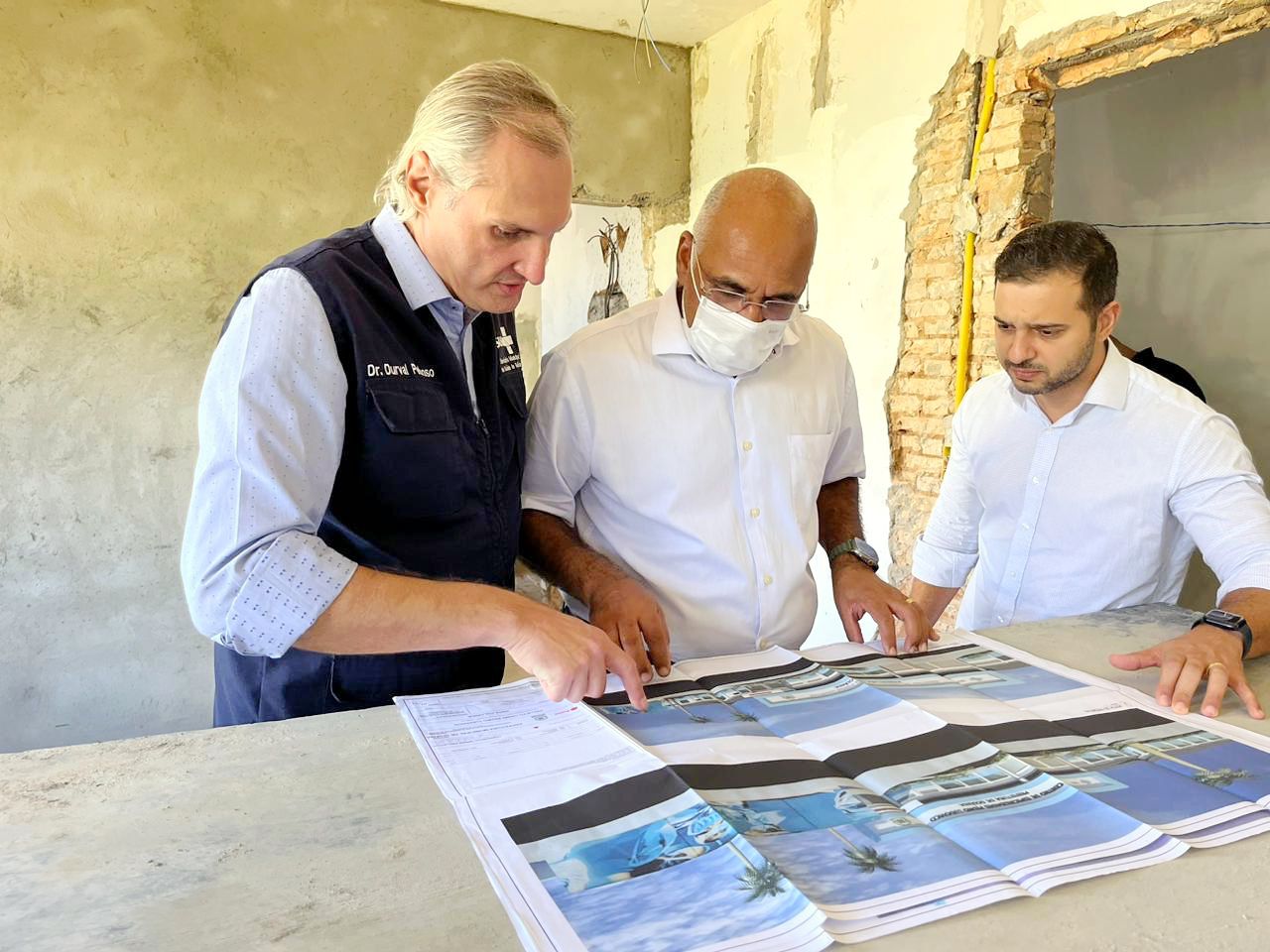 Rogério Cruz vistoria obras da área de saúde