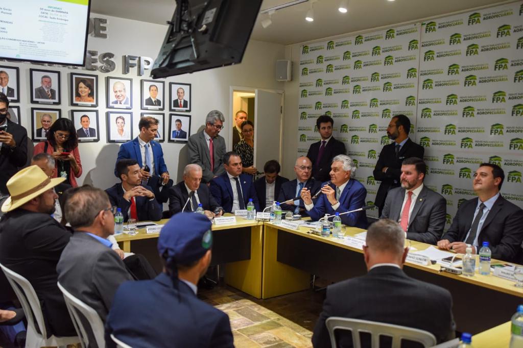 Ronaldo Caiado desarma invasões e se fortalece com agronegócio
