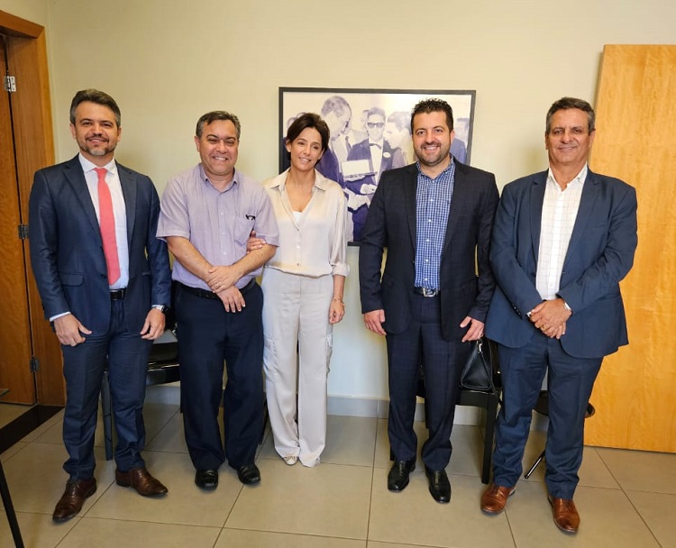 Ana Paula Rezende ouve apelo por candidatura