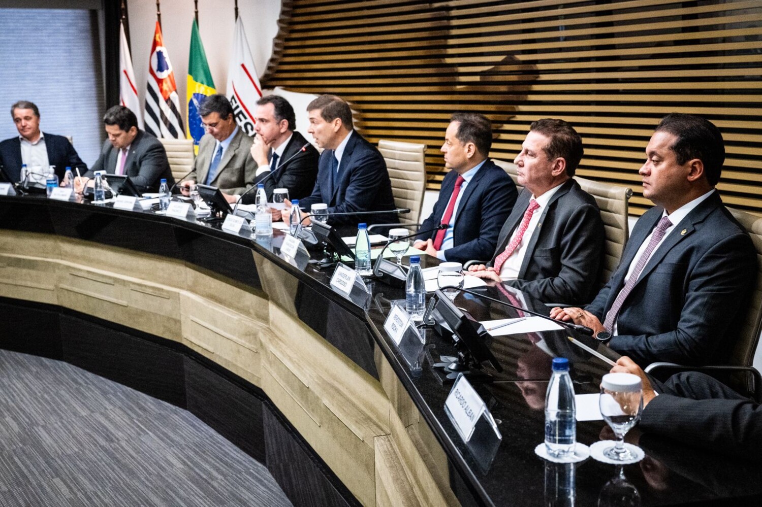 Vanderlan debate juros e tributação com diretoria da Fiesp