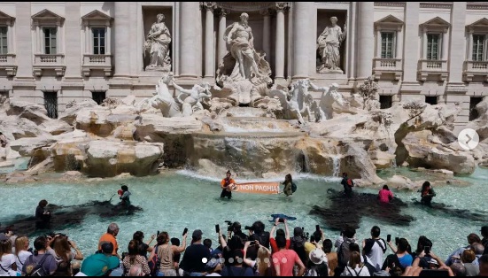 Fontana di Trevi é alvo em protesto contra mudanças climáticas