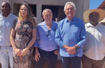 Ronaldo Caiado vistoria obras de casas a custo zero