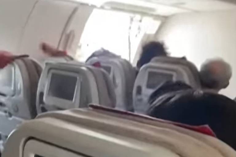 Passageiro abre porta de emergência de avião próximo ao pouso