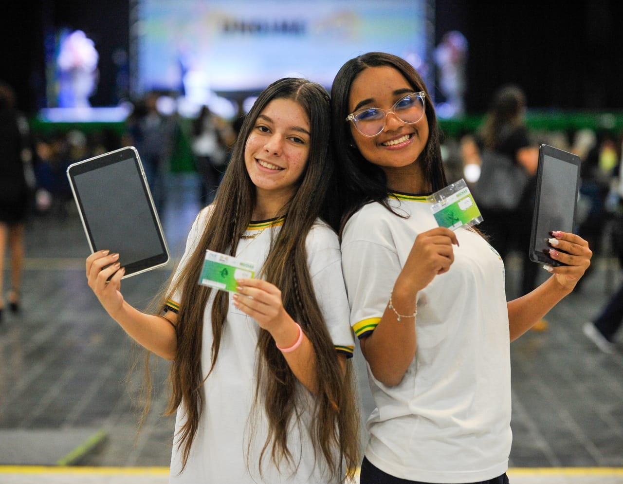 Caiado entrega tablets e chips com internet em Caldas Novas