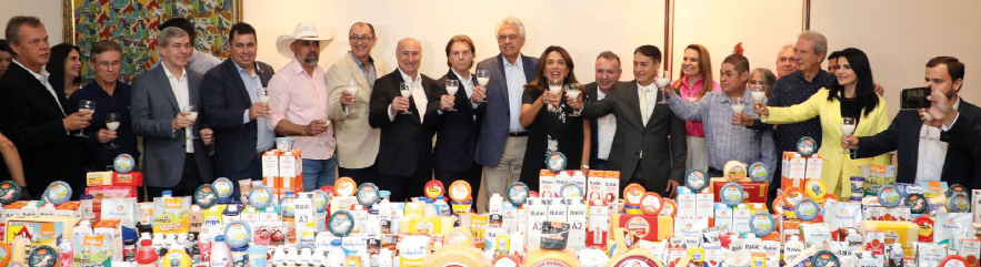 Ronaldo e Gracinha recebem  doação de 40 mil litros de leite