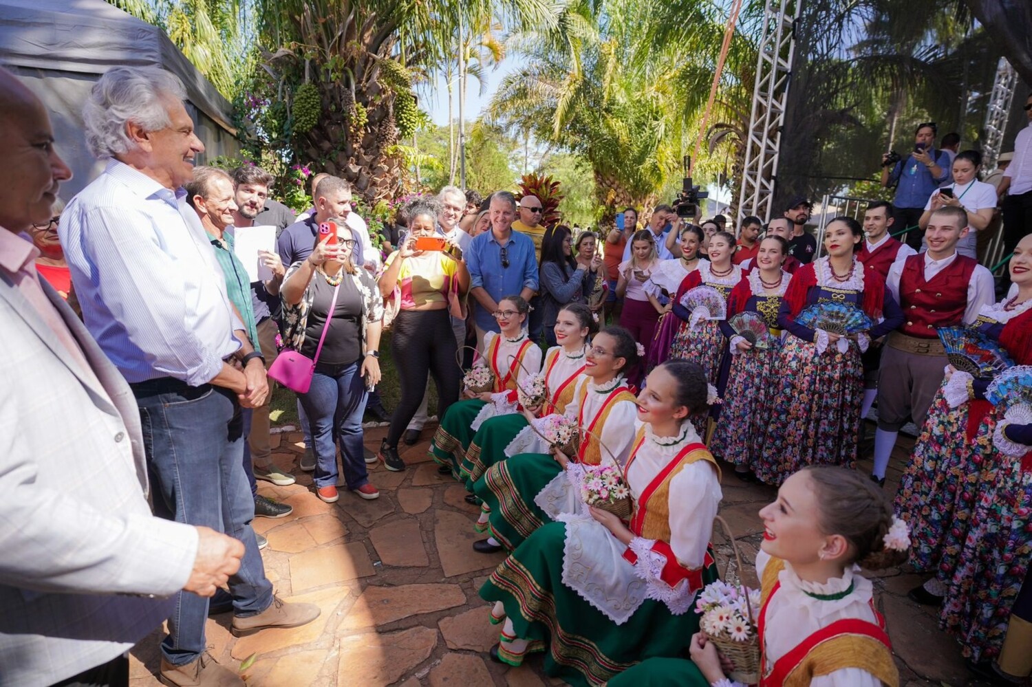 Caiado prestigia festas populares e sublinha orgulho de ser goiano