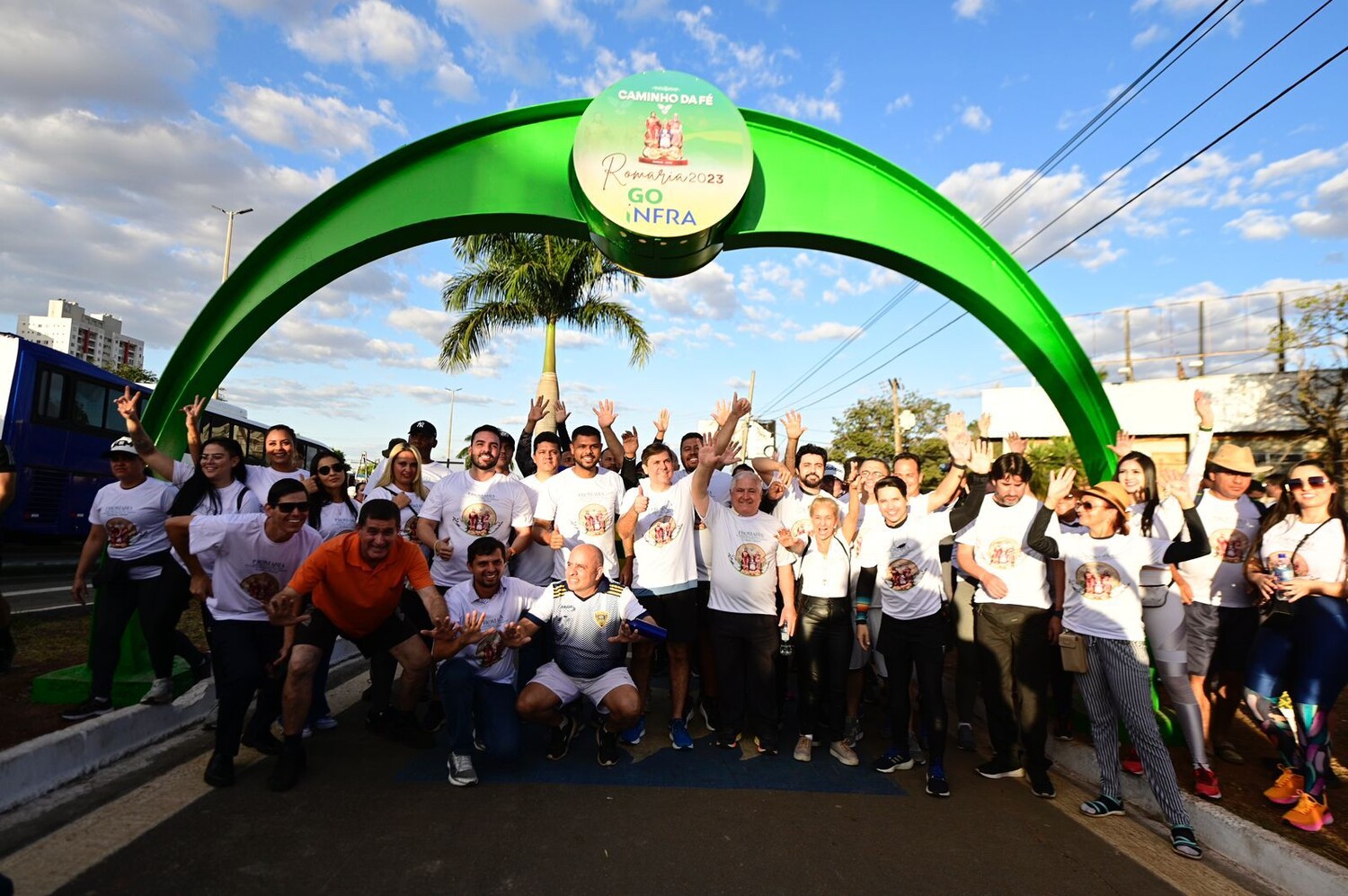 500 pessoas participam da caminhada dos legislativos