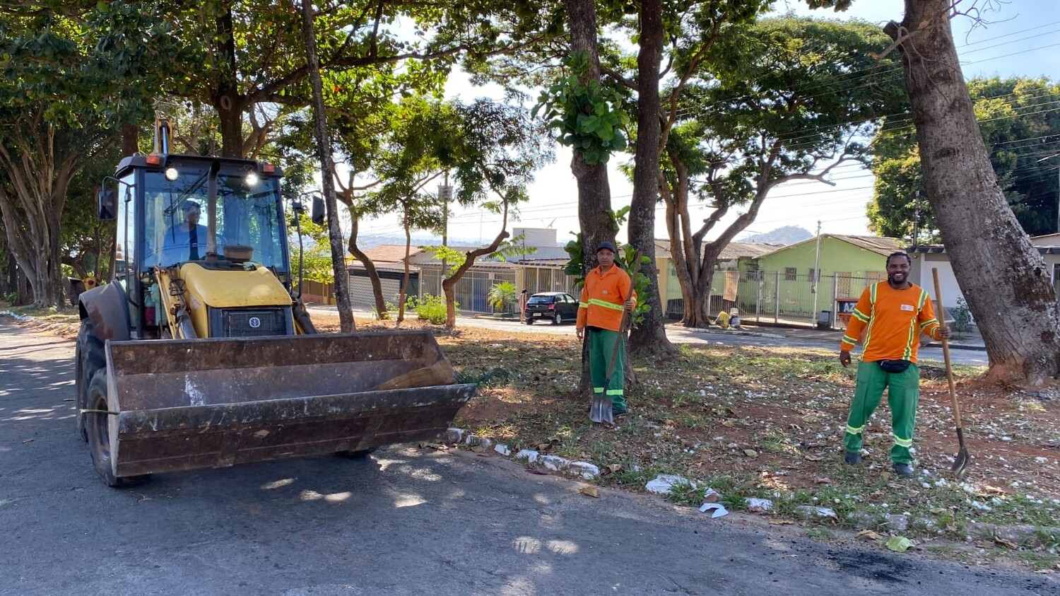 Prefeitura faz remoção de lixo descartado irregularmente em 25 bairros