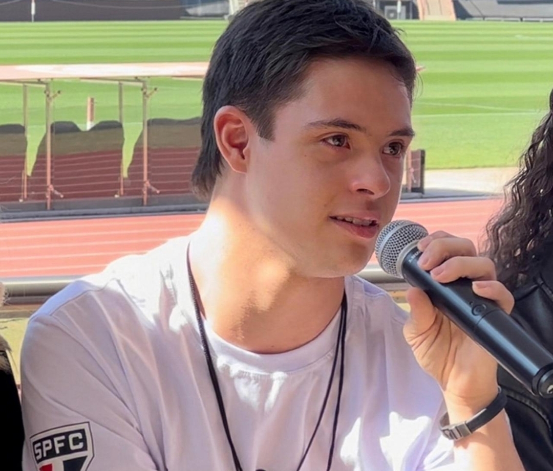 Influenciador goiano faz palestra em evento nacional da Downlândia