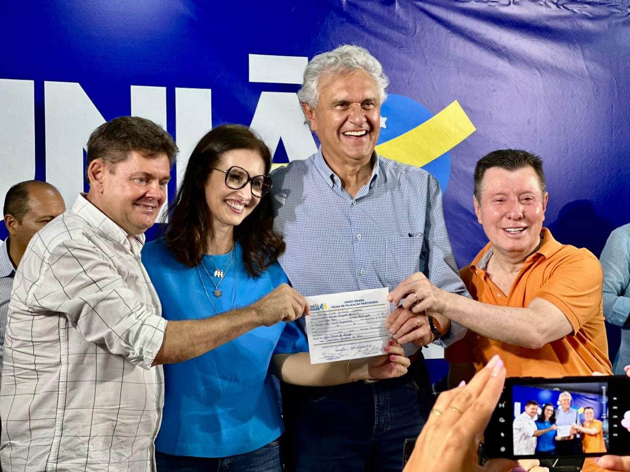 “Você é trabalhadora”, diz Caiado na filiação de Vanuza ao União Brasil