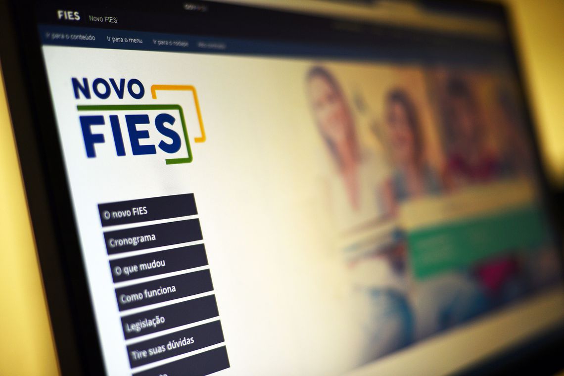 Fies bancou até filho de porteiro, diz Guedes