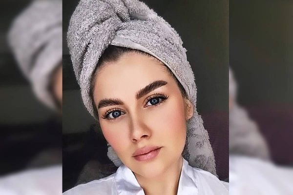 Mulher de 24 anos morre eletrocutada após deixar iPhone cair na banheira
