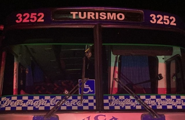 Passageiros são baleados em tentativa de roubo a ônibus