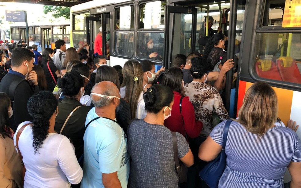 Mais de 40 mil usuários do transporte público poderão ter acesso bloqueado em horários de pico