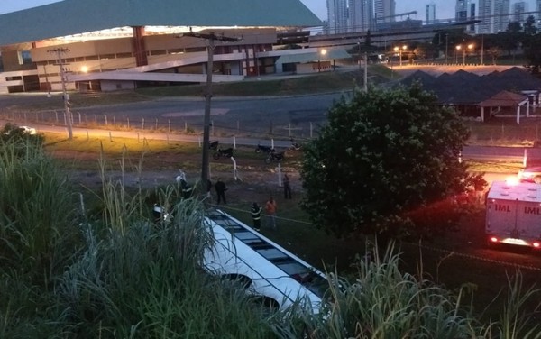 Duas pessoas morreram e mais de 40 ficaram feridas após ônibus cair de viaduto