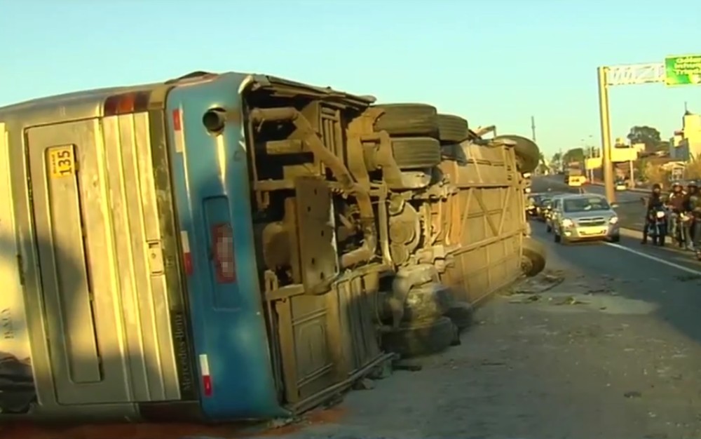 Passageiros ficam feridos após acidente entre ônibus e carro na GO-080