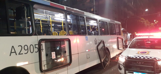 Ônibus lotado é depredado em Copacabana