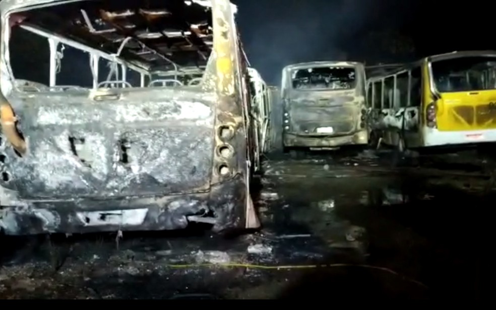 Incêndio destrói cerca de 20 ônibus, em Cidade Ocidental
