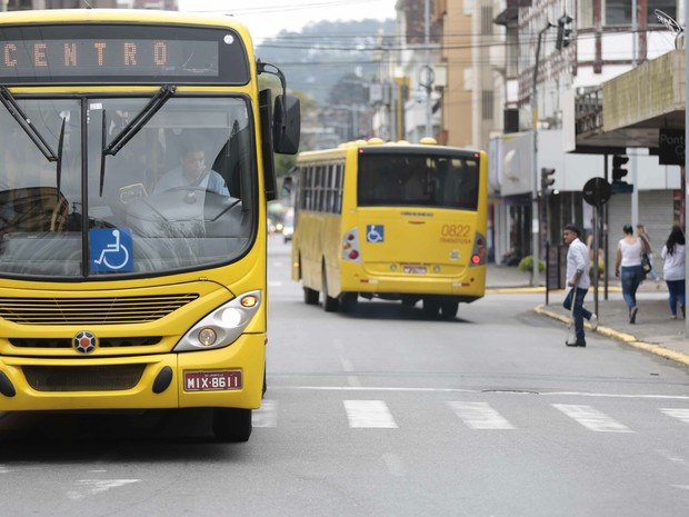 Homem assalta ônibus com outro ladrão dentro e dupla é linchada por passageiros