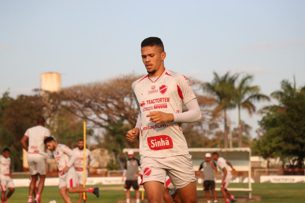 Pablo é integrado ao elenco do Vila Nova após voltar de empréstimo