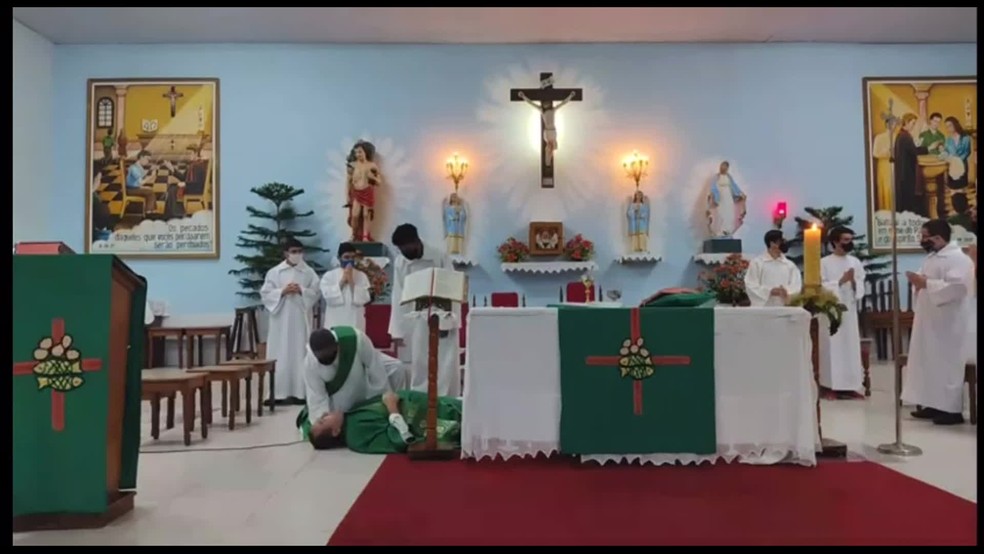 Padre desmaia durante transmissão online de missa no Recife