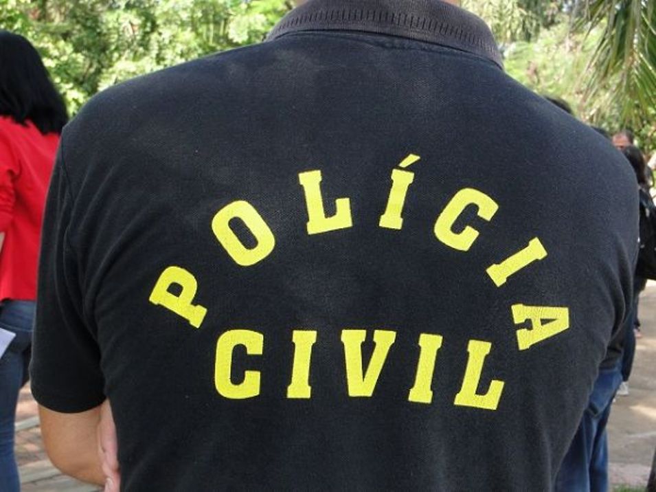 Policiais civis fazem operação para prender autores de feminicídio