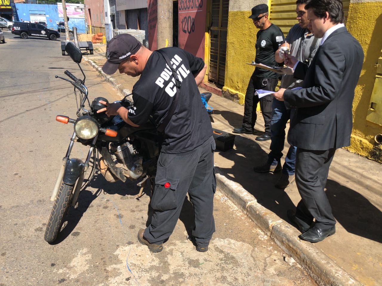 Força-tarefa fiscaliza lojas de venda de peças de motos em Goiânia