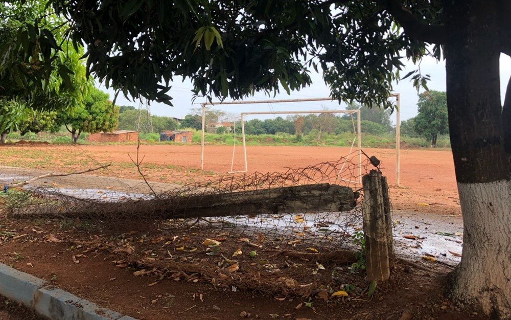 Prefeitura tem de indenizar em R$ 230 mil a pais de menino morto por poste em campo de futebol