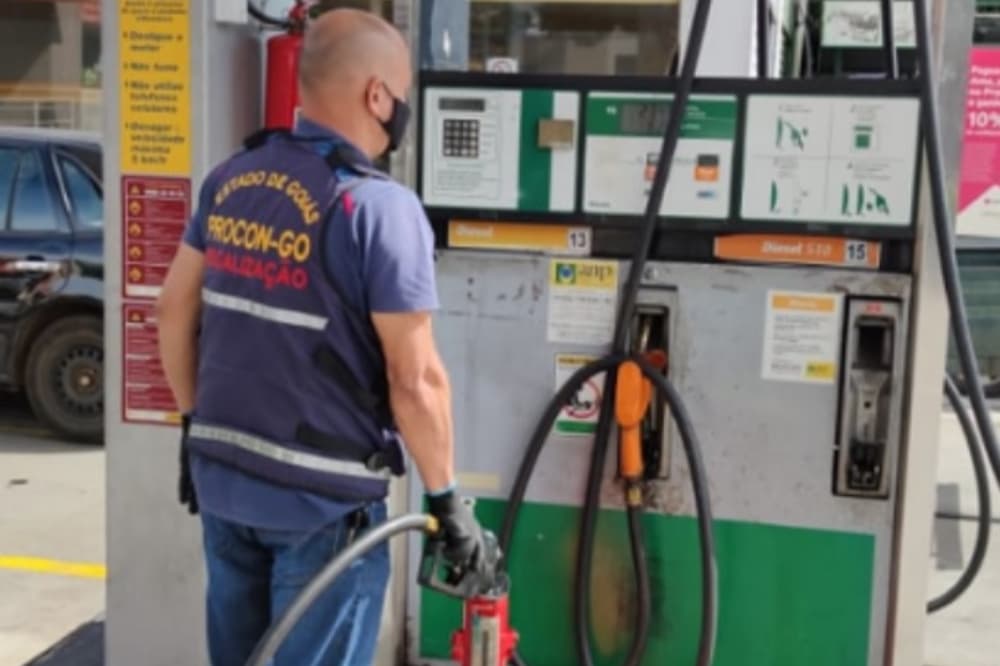 Suposto aumento do preço excessivo da gasolina é apurado pela polícia, em Goiânia