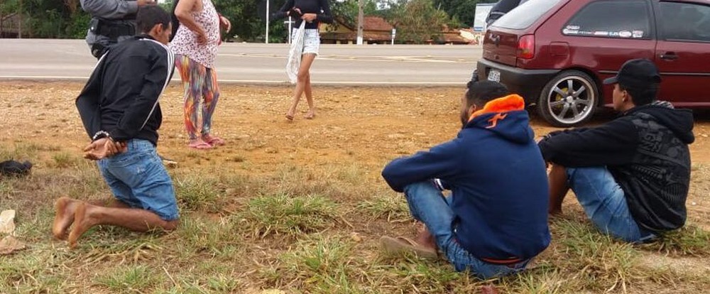 Flagrado com droga, homem morde dedo de PM tentando resistir à prisão