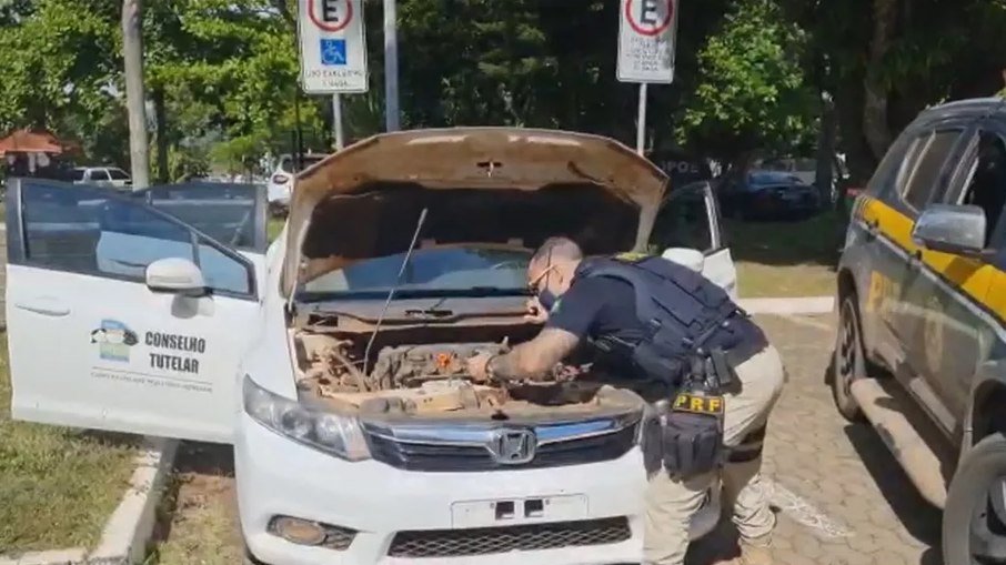 Conselheiro tutelar é preso após dirigir carro com seis crianças a 160km/h no DF