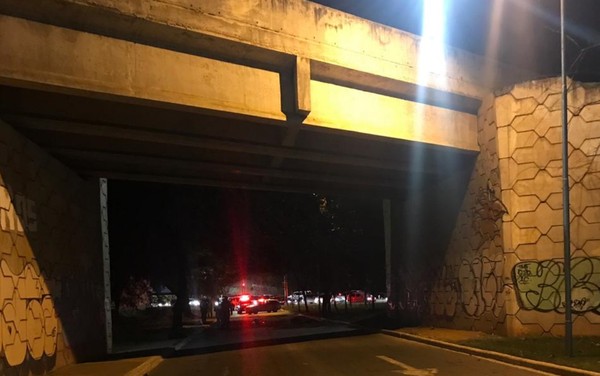 Homem morre após bater em mureta de pista e cair de viaduto na Marginal Botafogo, em Goiânia