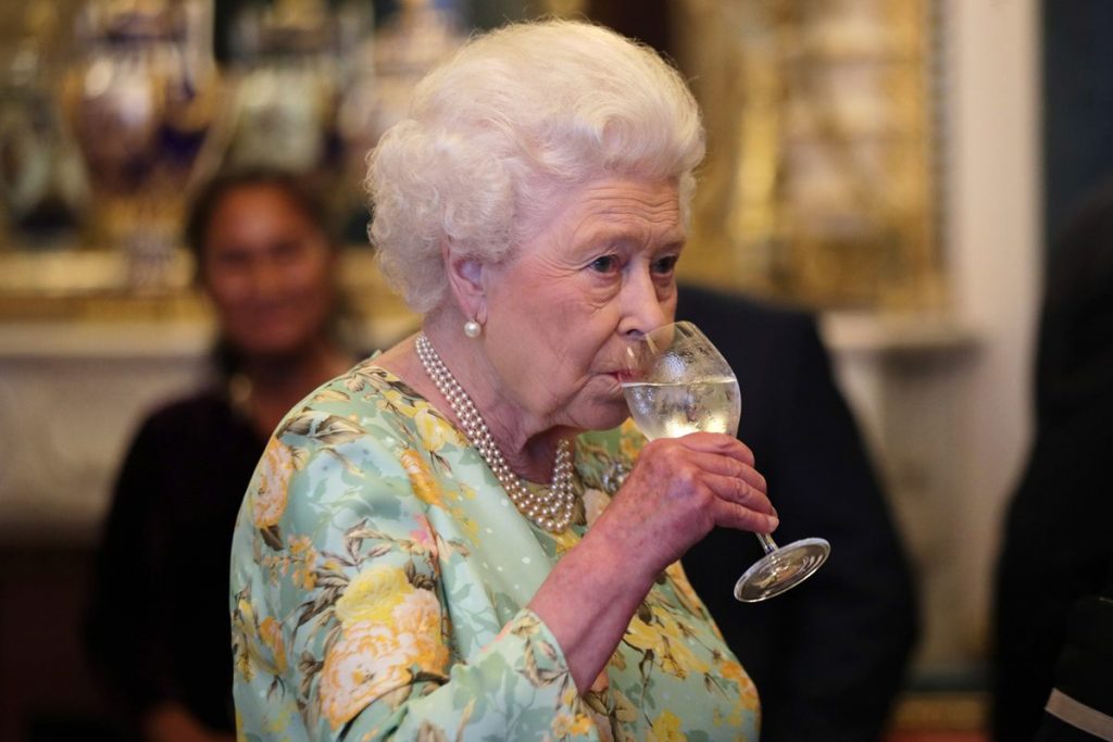 Rainha Elizabeth é obrigada a parar de beber