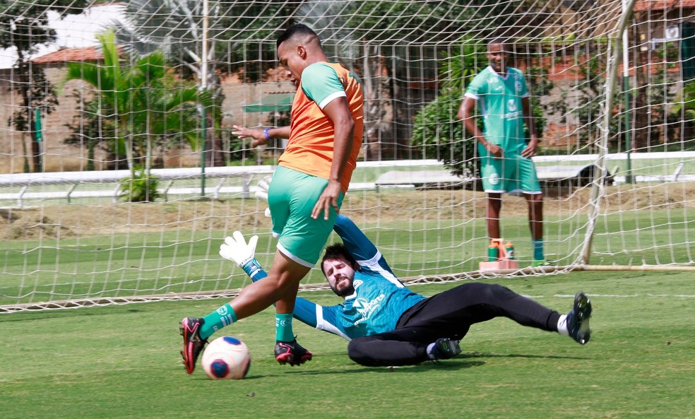 De olho no clássico, Goiás encara o Vila Nova