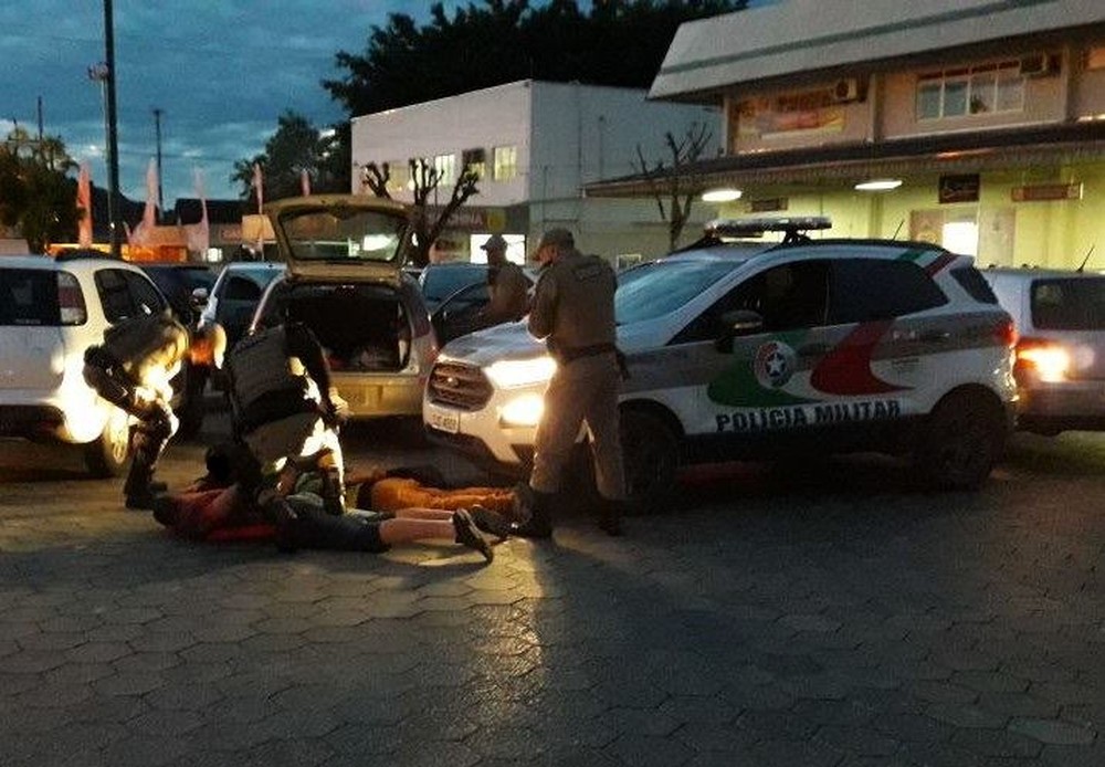 Jovem simula próprio sequestro, faz amante refém e rouba carro dela