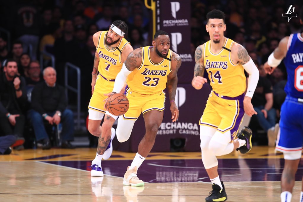 Lakers derrotam Rockets e seguem na luta para avançar direto aos playoffs da NBA