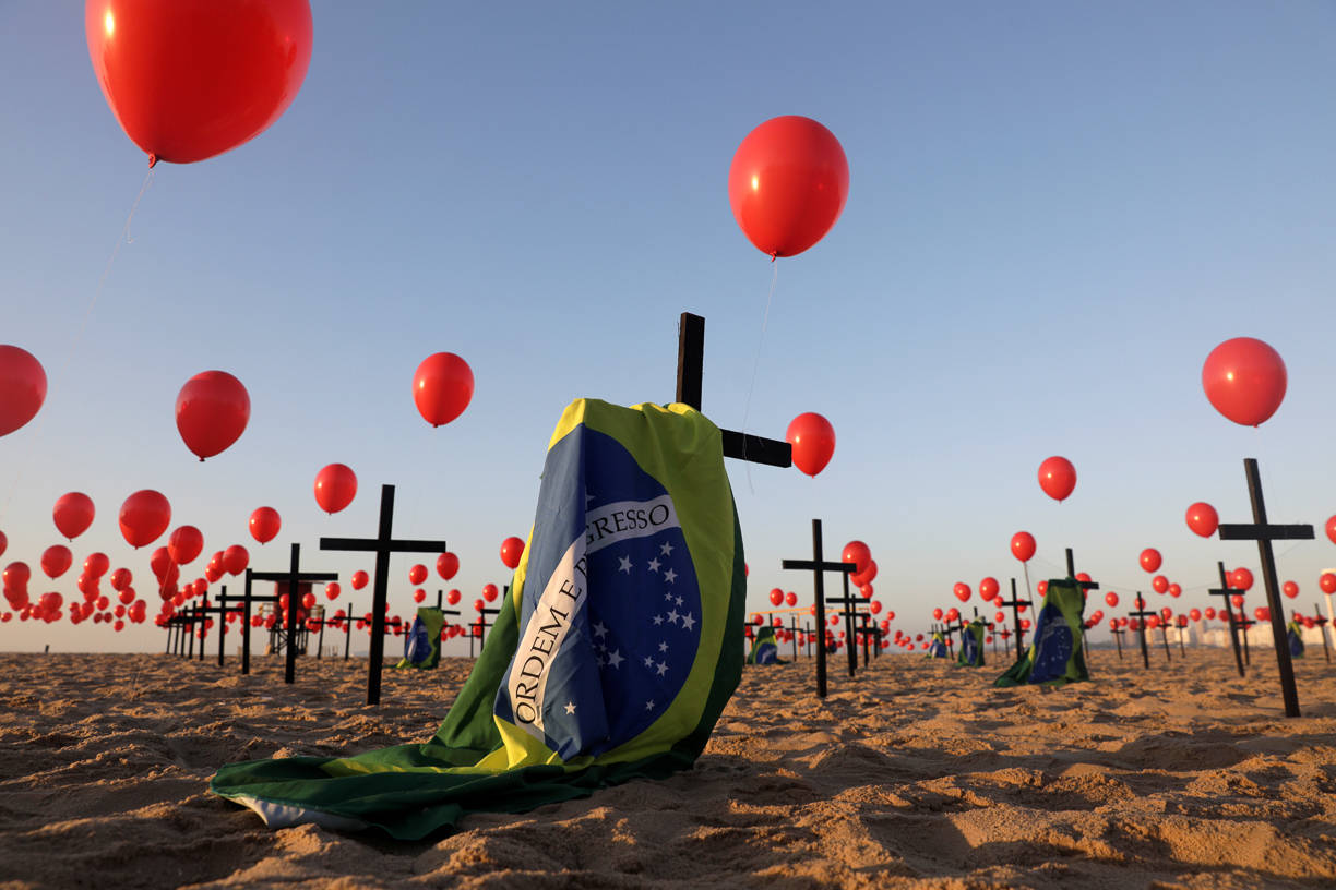 Manifestação silenciosa em Copacabana lembra 400 mil mortos pela covid-19 no País