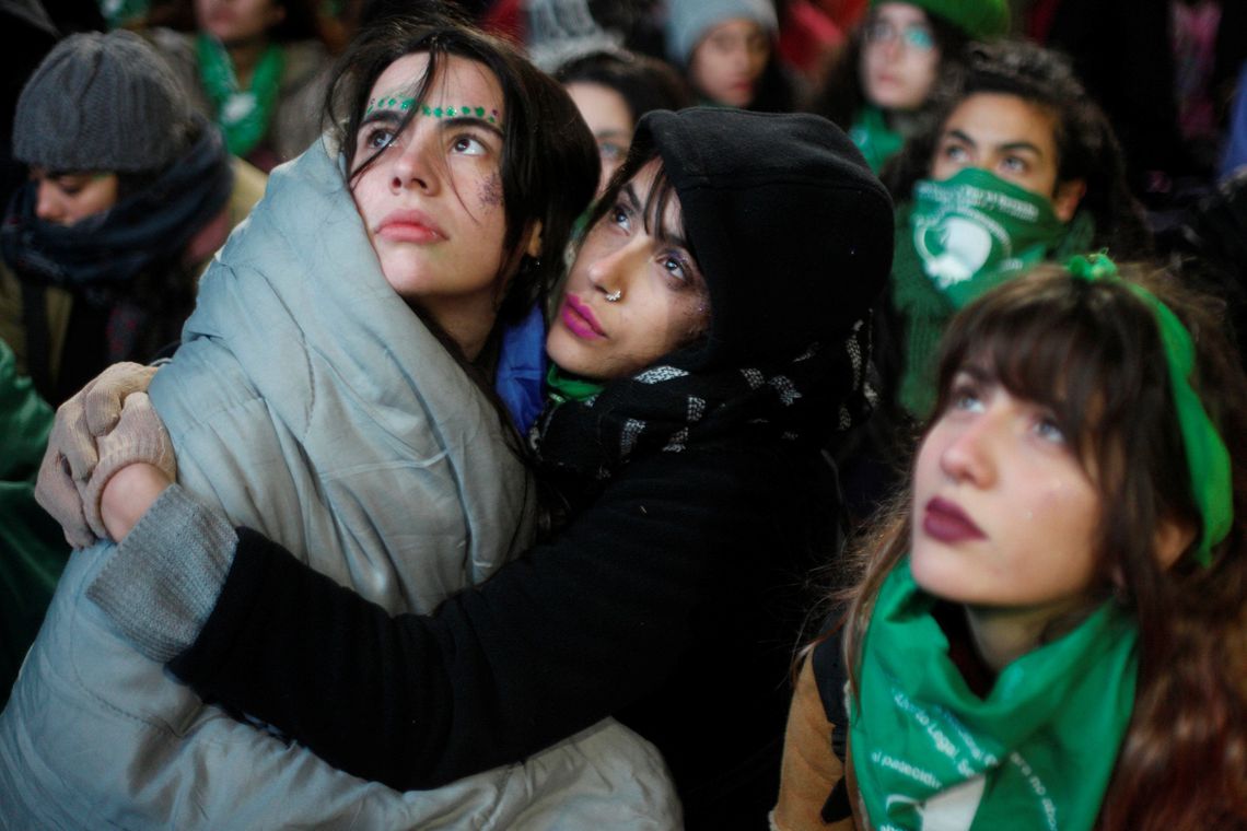 Câmara argentina aprova projeto que descriminaliza o aborto