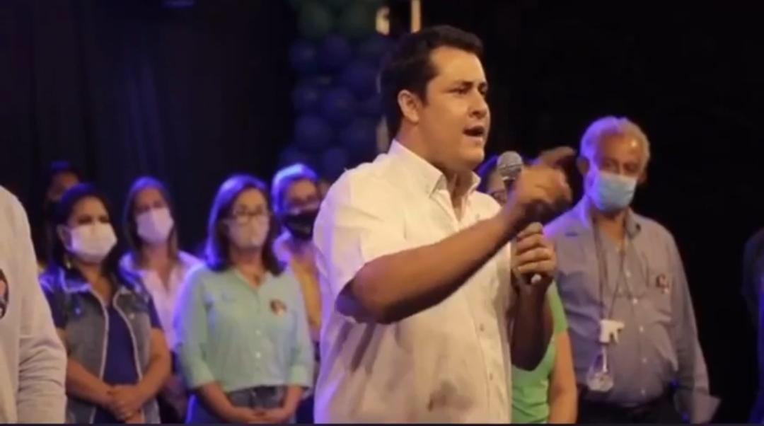 Rodrigo recolhe lixo eleitoral depois de carreata e comício em Cristianópolis