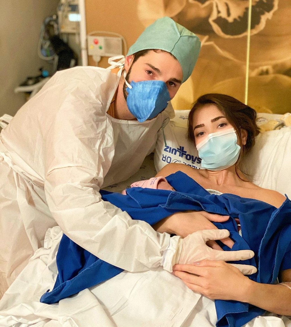 Romana Novais, se emociona ao falar do parto prematuro da filha:'Dias bem difíceis'