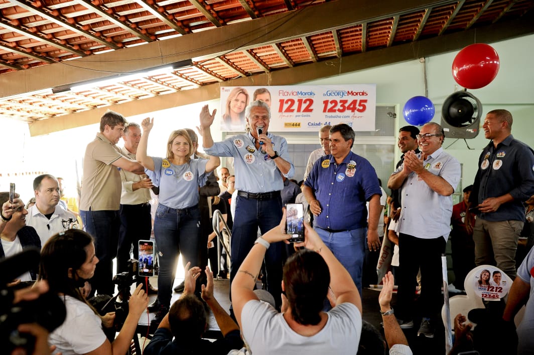 Governador reúne no palanque grupos políticos adversários