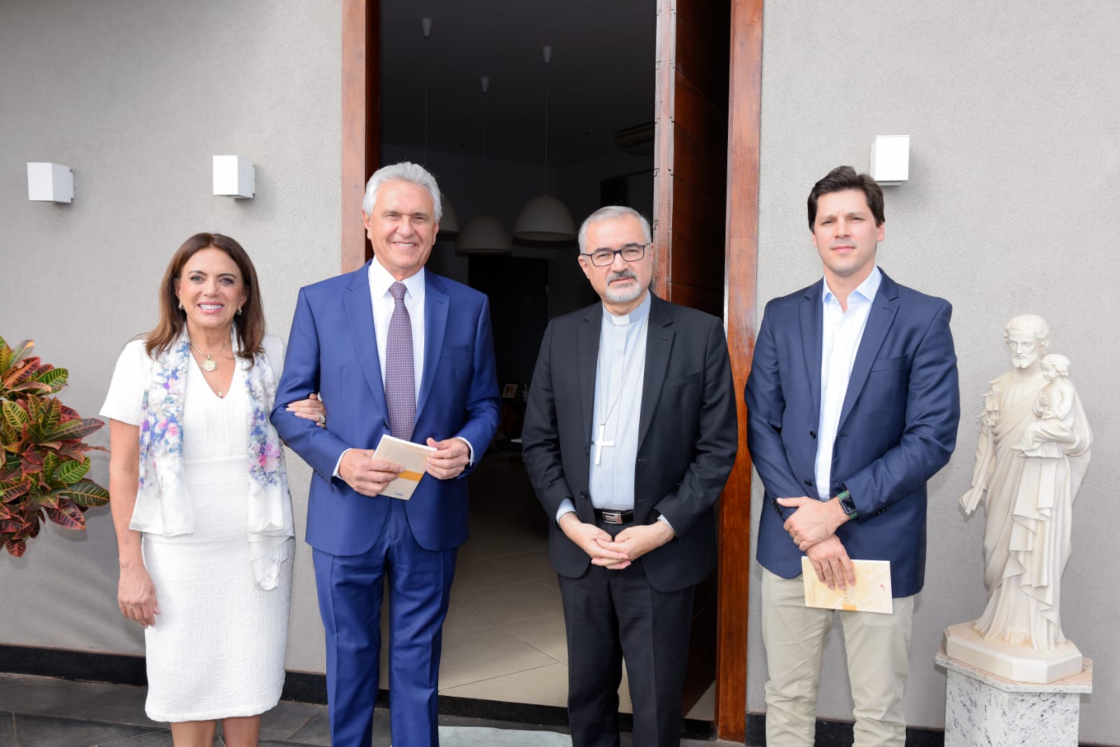 Caiado recebe bênção do arcebispo de Goiânia