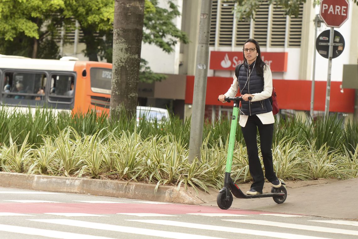 Começam a valer regras para uso de patinetes em São Paulo
