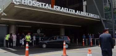 Bolsonaro está com pneumonia, mas permanece na unidade semi-intensiva, segundo porta-voz da presidência