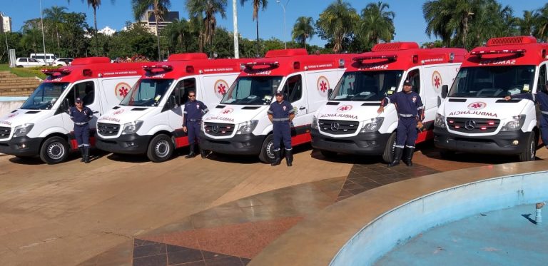 Samu se prepara para transportar pacientes de Manaus do aeroporto para hospital