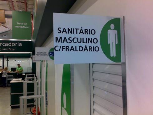Projeto de lei defende a obrigatoriedade de fraldários para idosos em prédios de Goiânia