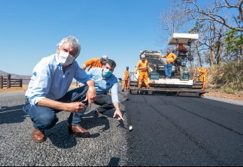Caiado ao vistoriar obras em Iporá: Não é asfalto de faz de conta, é padrão nacional”
