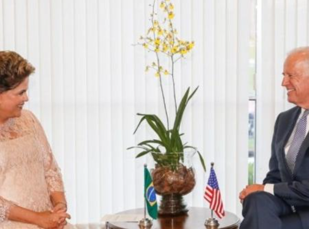 Bolsonaro e Biden estão em lados políticos opostos