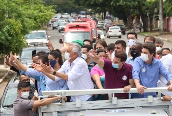 Na maior carreata da campanha, Caiado garante parcerias para Vanderlan