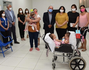 Michelle Bolsonaro e ministra Damares visitam siamesas em unidade da OVG